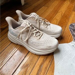 Hoka Clifton in Eggnog